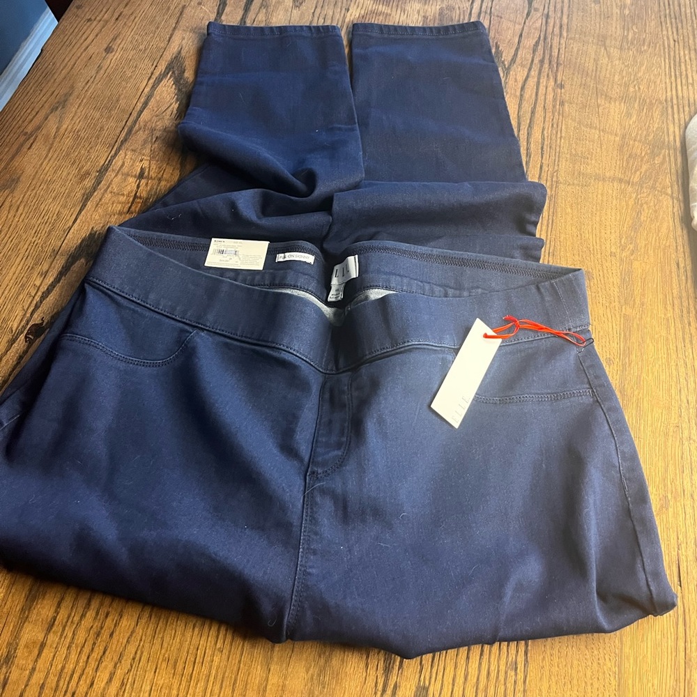 NWT Elle Navy Blue Jeggings !!